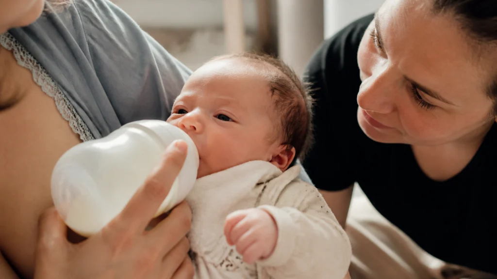 Illustration éditoriale pour l’article « Bébé claque la langue en tétant : comprendre et agir »